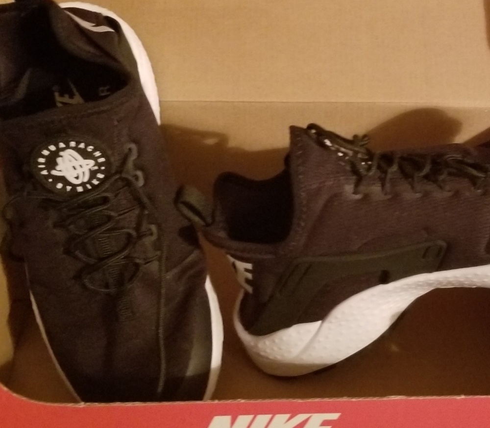 Size 8 black and white huarache